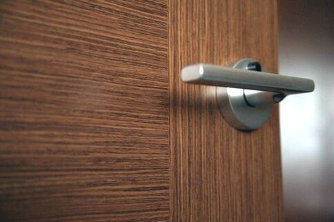 Parasitenbefall durch den Türgriff