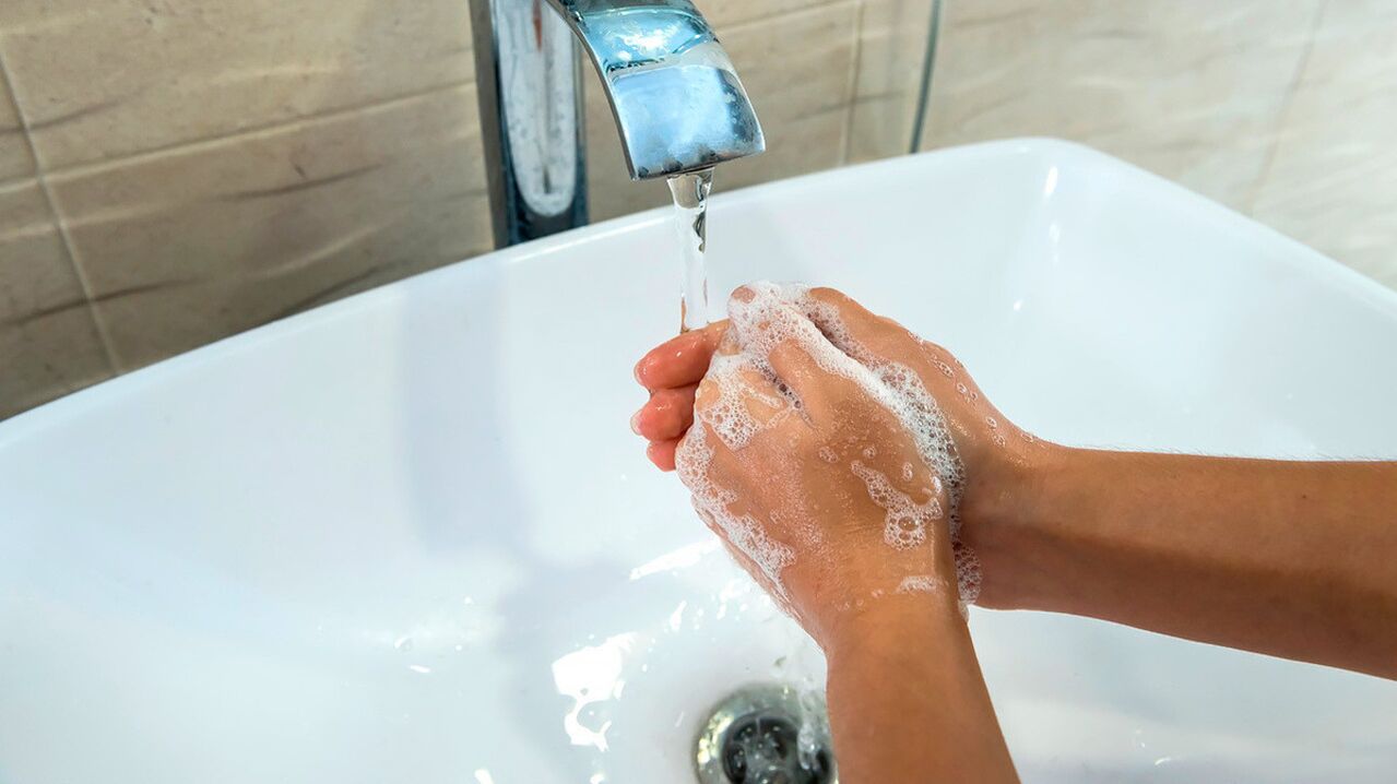 Die einfachste Regel zur Vorbeugung von Helminthiasis besteht darin, die Hände immer mit Seife zu waschen.
